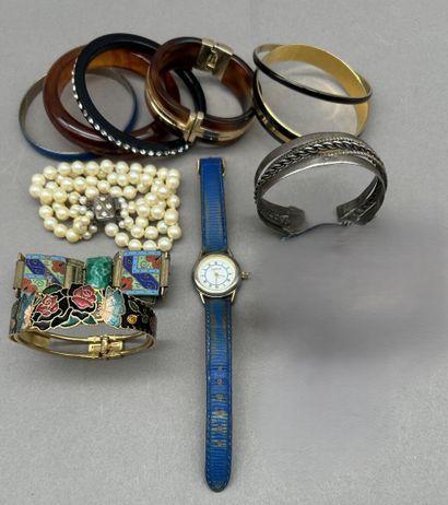 Lot de bijoux fantaisie et objets de curiosité,...