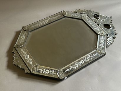 Miroir biseauté et partiellement gravé.
Venise,...