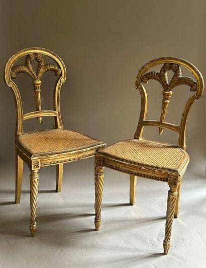 Paire de chaises en bois mouluré, stuqué...
