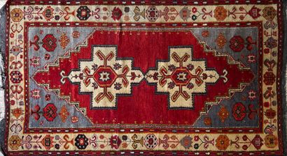 Tapis rectangulaire en laine à motifs stylisés...