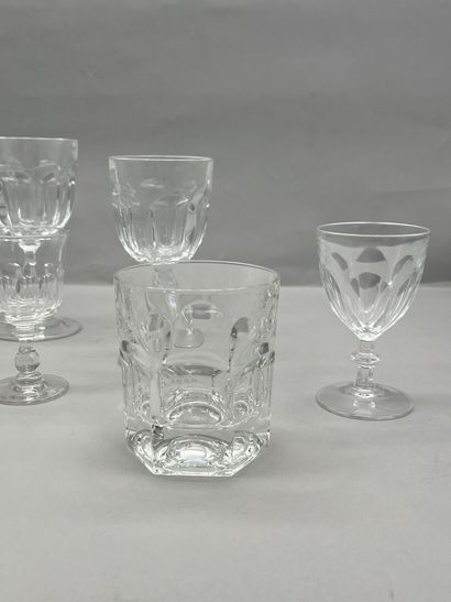 Lot comprenant :
- Un verre de nuit de 4...