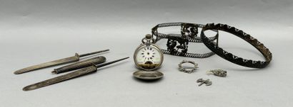 Petit lot en argent comprenant :
- HEBDOMAS
Montre...