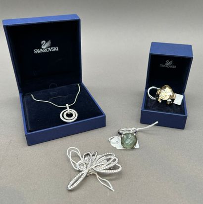 Important lot comprenant :
- Bijoux fantaisie...