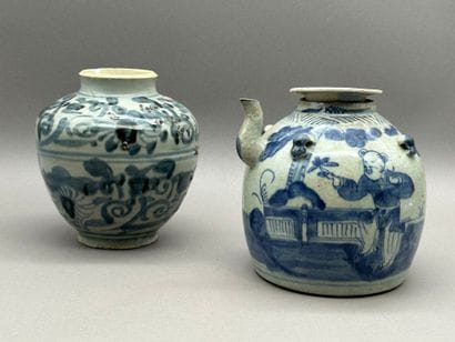 Reunion of a vase and a teapot in porcelain...