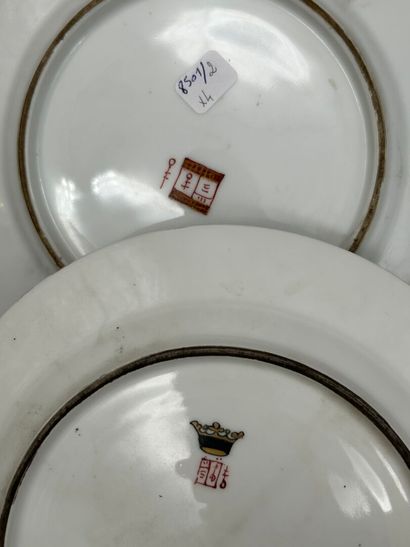 Lot comprenant :
- SAMSON
Réunion de 3 assiettes...