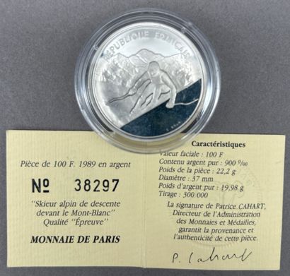 Lot comprenant :
- Une pièce de 100 francs...
