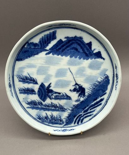 Circular dish in blue-white porcelain decorated...