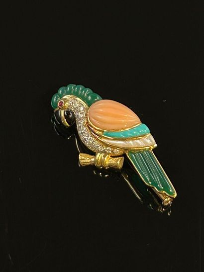 Dans le goût de VAN CLEEF & ARPELS.
Broche...