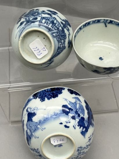 Lot including: 
- A blue-white porcelain...