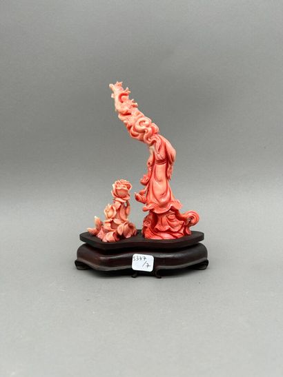 Lot comprenant : 
- Double sujet en corail...