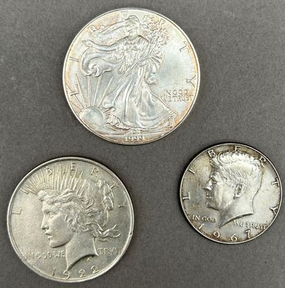 Lot comprenant : 
- Une pièce de 1 dollar...