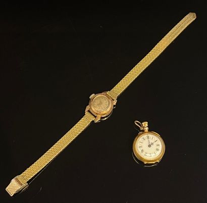 Lot comprenant : 
- Une petite montre de...