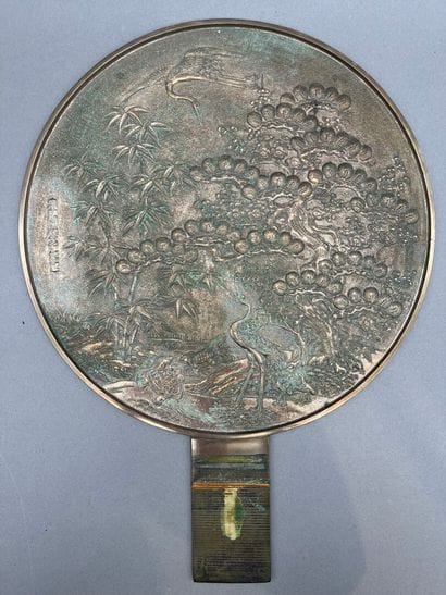 Grand miroir en alliage de cuivre à décor...