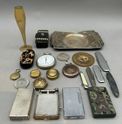 Lot d'objets de charme comprenant : 
- D'après...