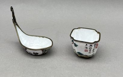 Lot comprenant: 
- Réunion d'une tasse et...