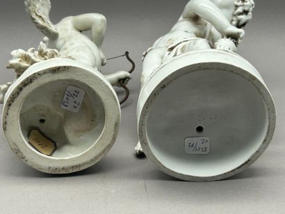 Deux statuettes en porcelaine blanche figurant...