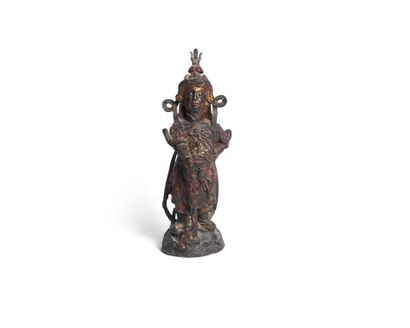 Statue en bronze laqué or et rouge figurant...