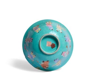 Lot comprenant: 
- Bol en porcelaine à décor...