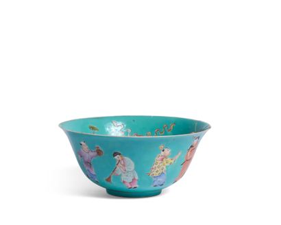 Lot comprenant: 
- Bol en porcelaine à décor...