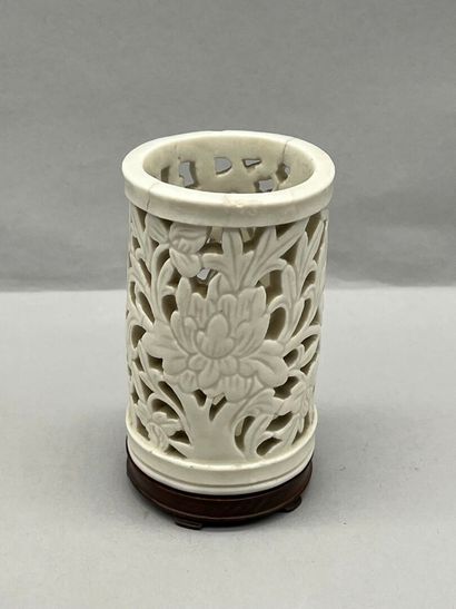 Lot comprenant: 
- Un pot à pinceau cylindrique...