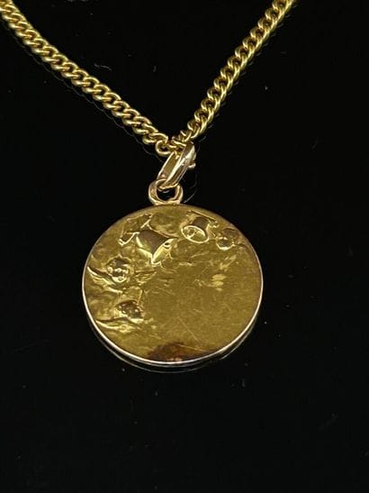 Médaille en or 18K (750°/°°), gravée 