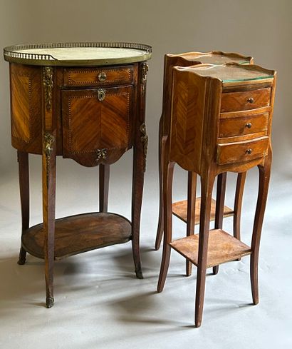 Lot de 4 meubles, comprenant : 
- Une table...