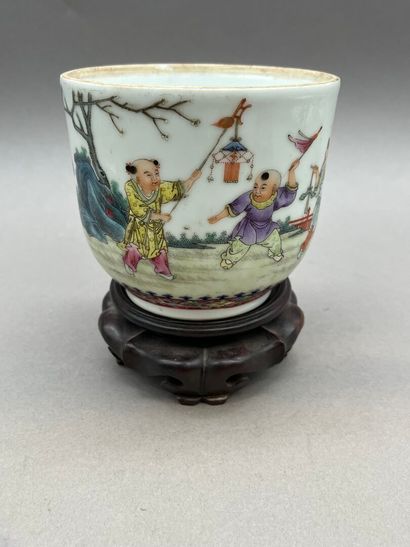 Haut bol circulaire sur talon en porcelaine...