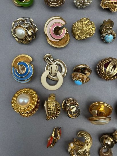 Lot d'une cinquantaine de clips d'oreilles...