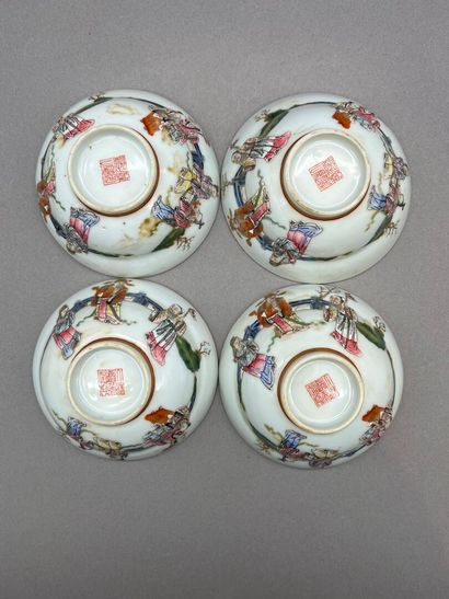 Réunion de quatre coupelles en porcelaine...