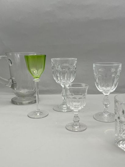 Lot comprenant :
- Un verre de nuit de 4...