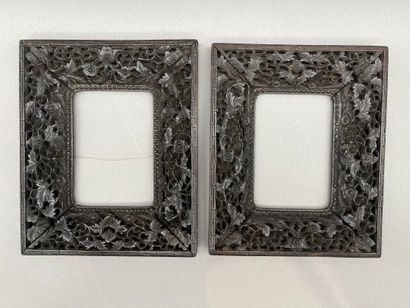 Lot including : 
- An exotic wood frame in...