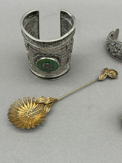 Set comprising: 
- An 800°/°° silver cuff...