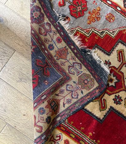 Tapis rectangulaire en laine à motifs stylisés...