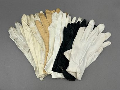 Lot de 28 paires de gants de dame en cuir,...
