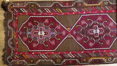 Lot comprenant: 
- Tapis rectangulaire de...