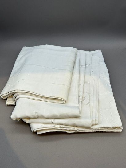 Lot comprenant: 
- Réunion de quatre draps...