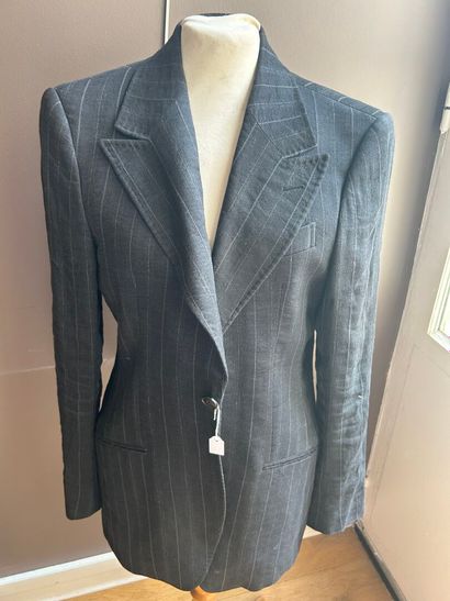 Lot de mode pour homme comprenant :
- MUGLER
Veste...