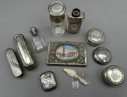 Lot d'objets de curiosité et nécessaire d'une...