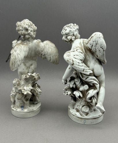 Deux statuettes en porcelaine blanche figurant...