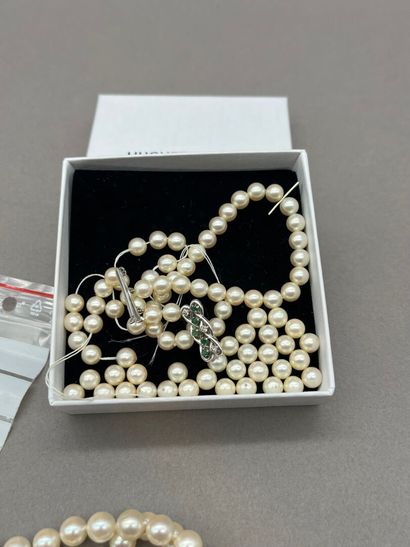 Lot comprenant :
- Collier en perles double...
