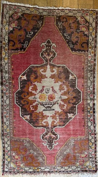 Lot comprenant: 
- Tapis rectangulaire de...
