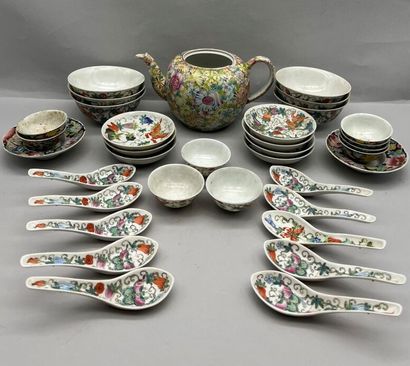 Partie de service en porcelaine à décor émaillé...