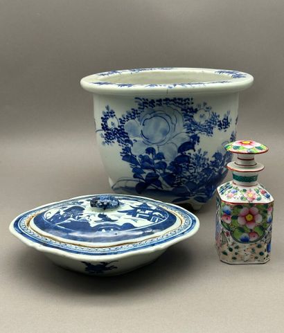 Lot comprenant: 
- CHINE, XXe siècle. Lot...