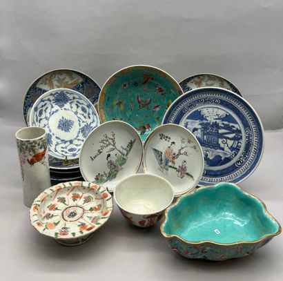 Lot comprenant: 
- Bol en porcelaine à décor...