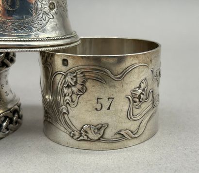 Réunion de 6 ronds de serviette en argent...