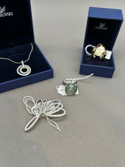 Important lot comprenant :
- Bijoux fantaisie...