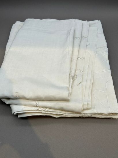 Lot comprenant: 
- Réunion de quatre draps...