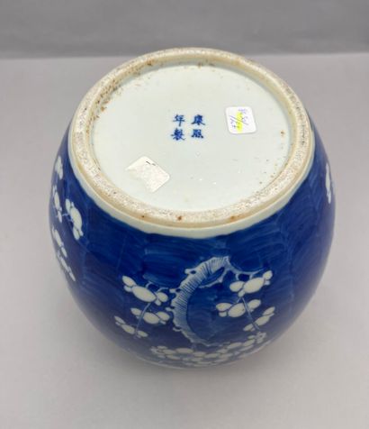 Lot comprenant: 
- Grand plat en porcelaine...