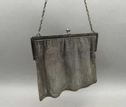 Lot comprenant: 
- Sac du soir brodé, vers...