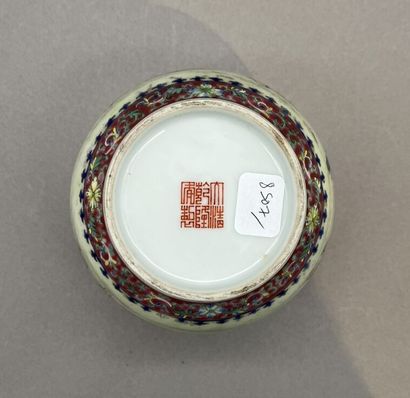 Haut bol circulaire sur talon en porcelaine...